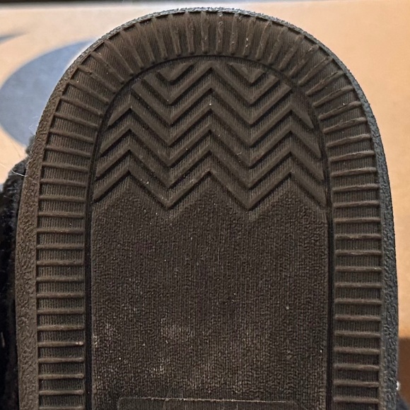 Muk Luks Women's Anais Moccasin Slippers Worn Once - Size L - Color Black Geo - Picture 5 of 6